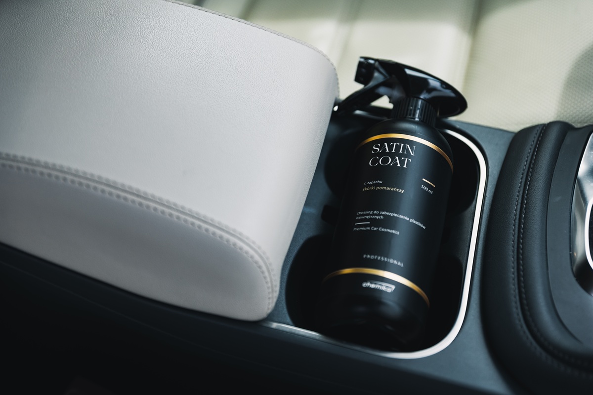 środek do czyszczenia plastików wewnątrz auta leży w samochodzie